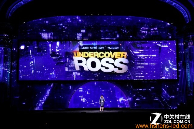 真人秀节目的现场，巨大的显示屏幕充当了节目的第二现场