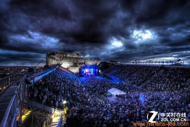 大型露天演出的现场，大屏幕的应用可以保证所有现场观众都可以看到表演的情况