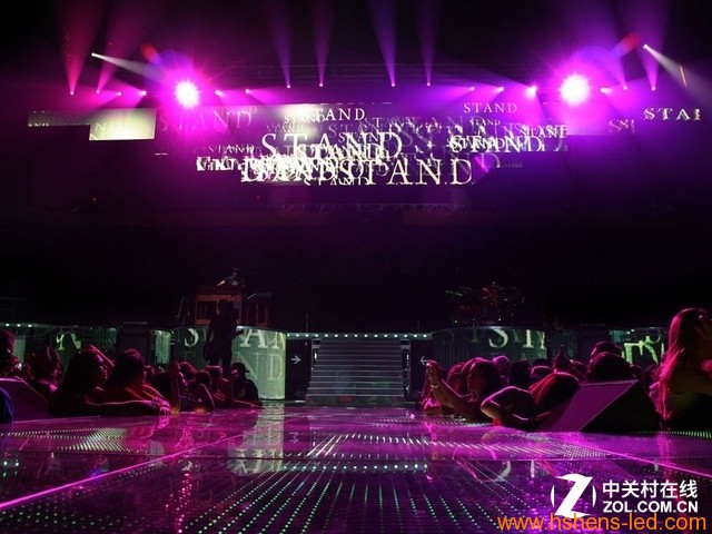 在各种时装表演的场景中，商用屏幕也是重要舞台元素，烘托气氛，展示创作元素等等