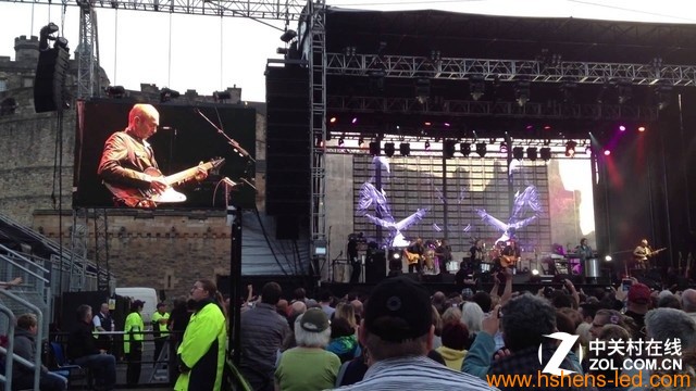 欧美流行的露天音乐节上，人们不需要靠近舞台就能欣赏艺术家的精湛表演