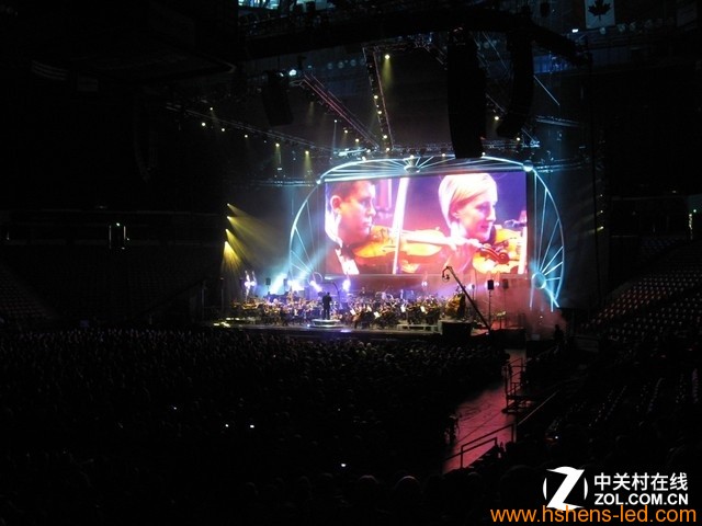 高雅的音乐会上，商用显示大屏正在展示演奏者的技巧