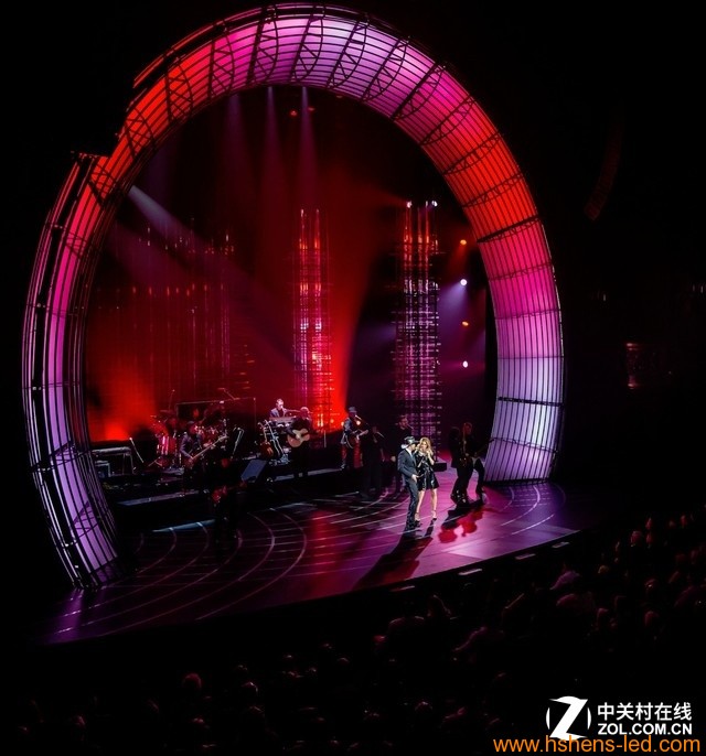 不仅是充当舞美背景，商用显示产品可以营造地面背景，在我们熟悉的春晚表演中，这样的形式已经得到采用