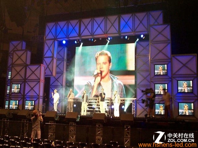 歌星演唱会上，商用大屏幕更是不可或缺，让歌迷随时看到偶像的表现