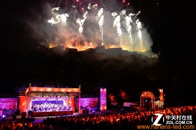 大型露天演出，LED大屏幕无论是用作背景画面展示，还是表演细节呈现，都得心应手