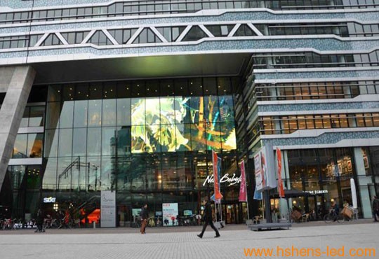 商业大楼上的玻璃幕墙LED显示屏